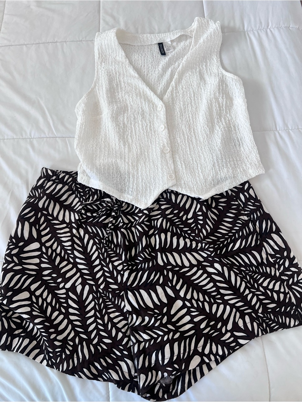 H&M Outfit vest with printed shorts